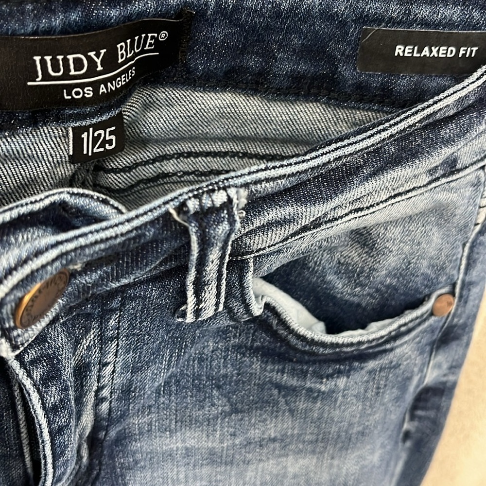 Judy Blue Relaxed Fit Frayed Hem Skinny Jeans Size 1 /‎ 25 - Picture 3 of 4